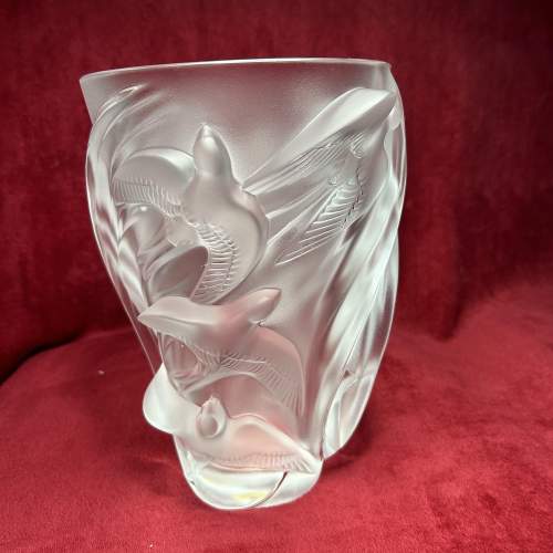 Lalique Martinets Swallows Pattern Vase in Pristine Condition image-1
