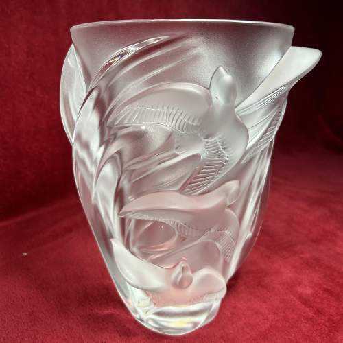 Lalique Martinets Swallows Pattern Vase in Pristine Condition image-2