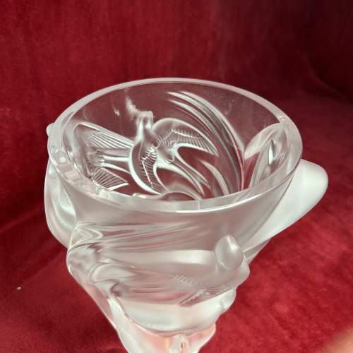 Lalique Martinets Swallows Pattern Vase in Pristine Condition image-3