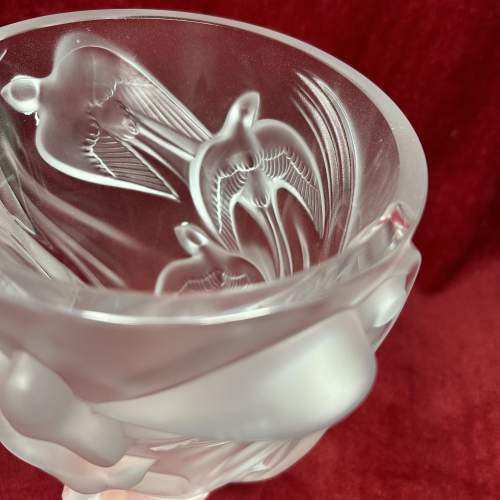 Lalique Martinets Swallows Pattern Vase in Pristine Condition image-4