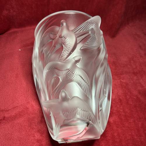 Lalique Martinets Swallows Pattern Vase in Pristine Condition image-5