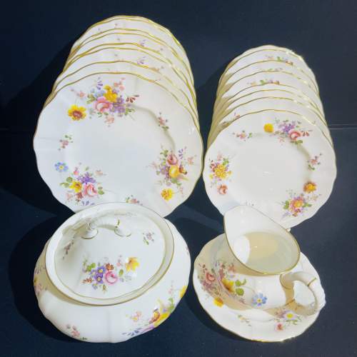 A Royal Crown Derby Posie Dinner Setting for 8 Persons image-1