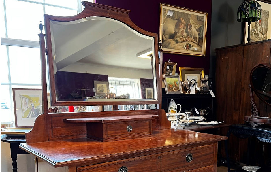 An antique dealer's guide to dressing tables