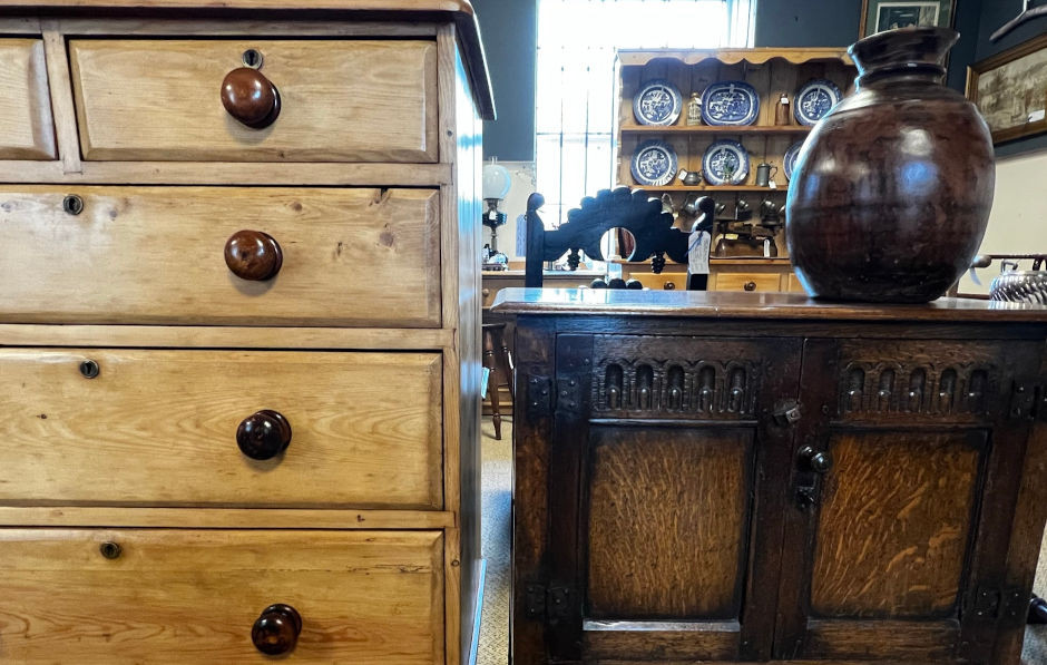 Antique pine furniture Vs antique oak furniture